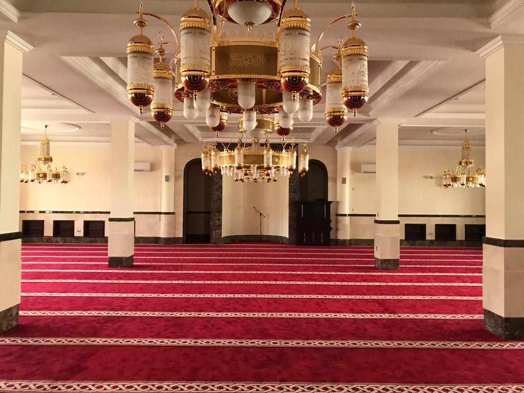 a Mezquita Al-Wakir está lista para recibir a fieles y orantes